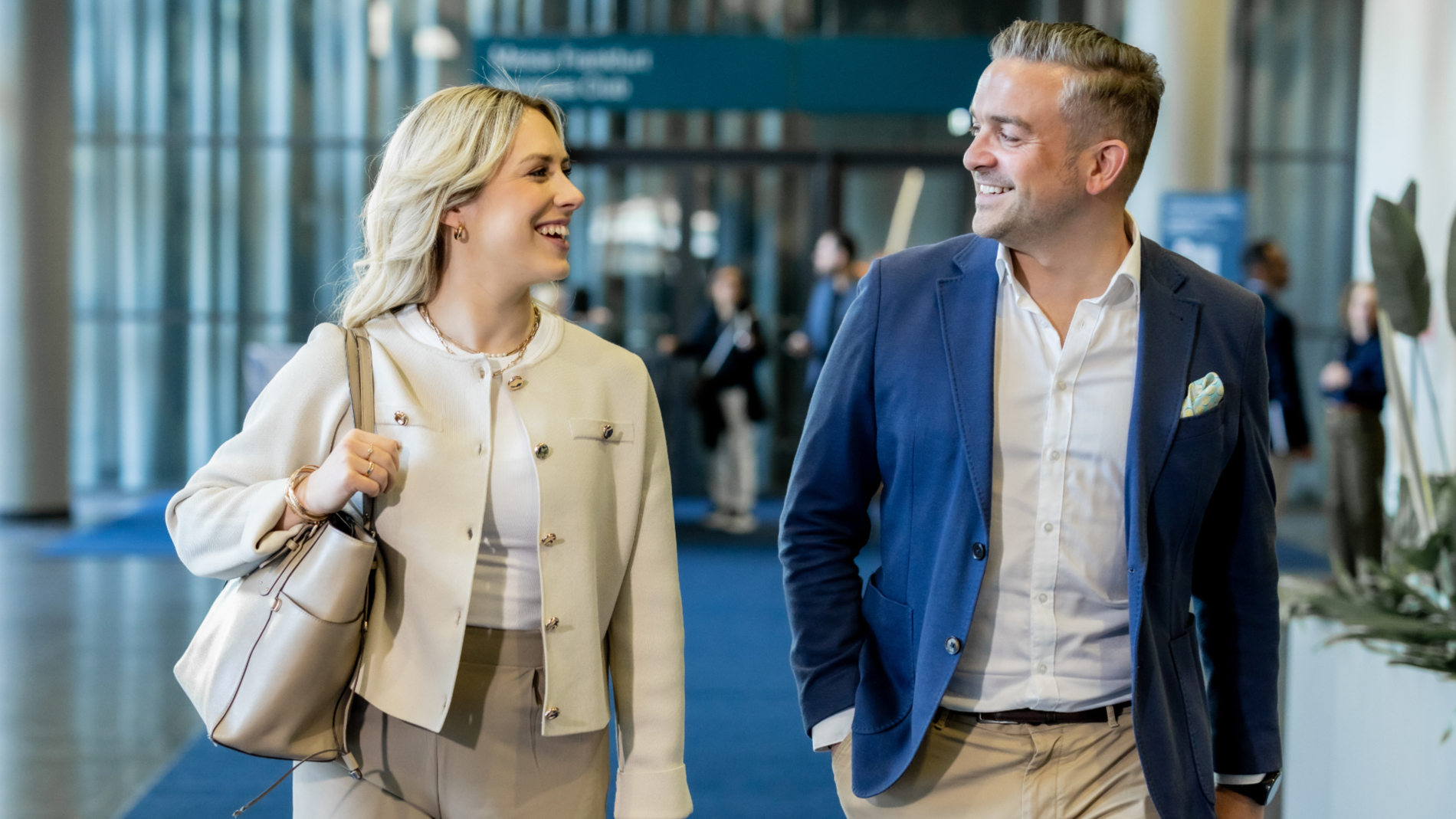 Ein Mann und eine Frau gehen vor dem Business Club