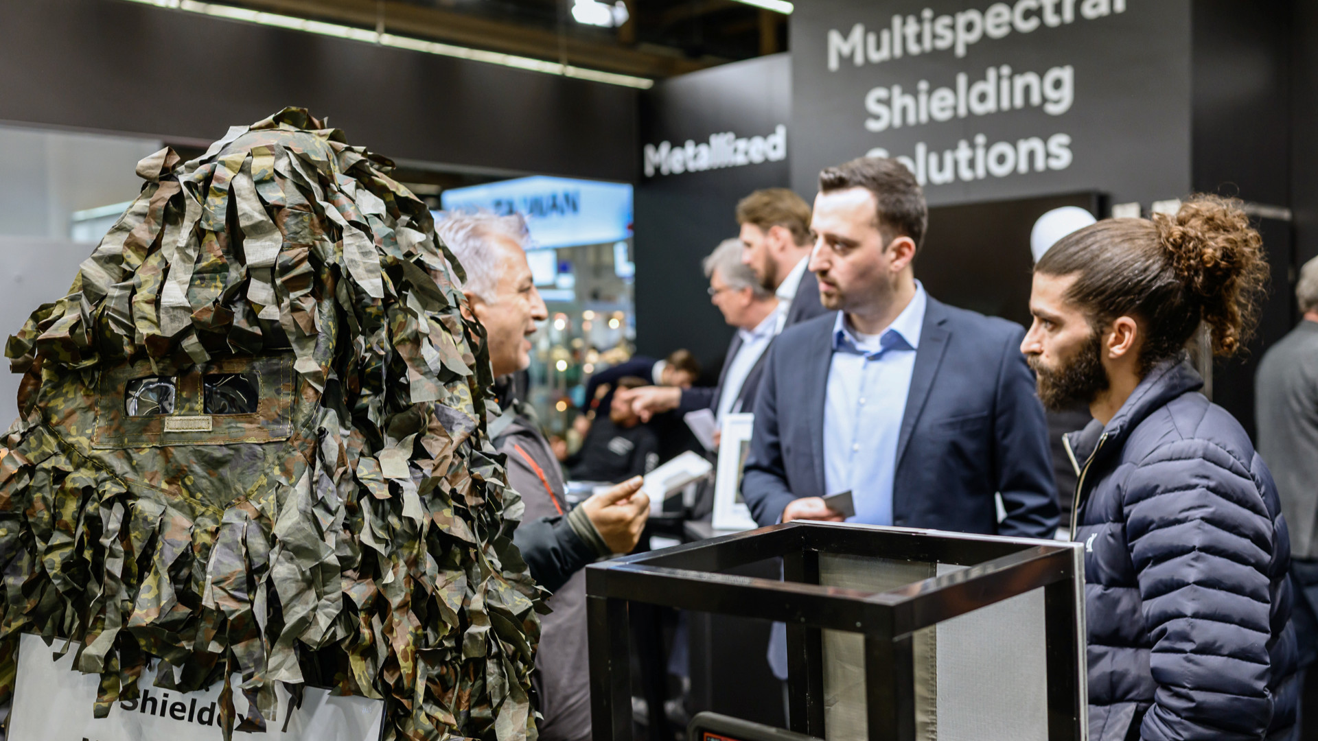 Messebesucher bei der Techtextil