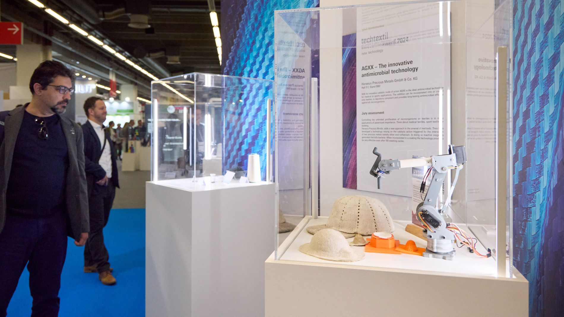 Besucher schaut sich ein Ausstellungsstück an