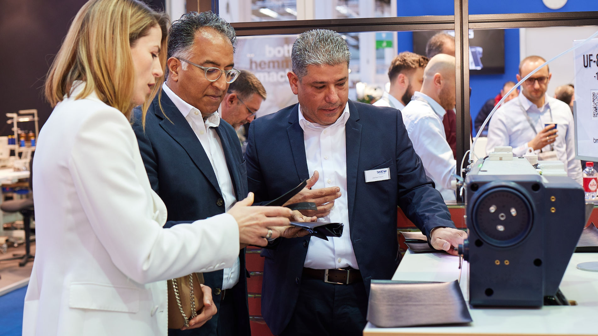 Aussteller schauen sich Gerät an